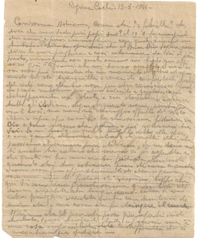 L’immagine riproduce la prima pagina della dell’ultima lettera di Alberto Fantacone alla moglie Adriana, scritta cinque giorni prima di essere fucilato alle Fosse Ardeatine. Il documento originale si compone di due foglietti, verosimilmente estratti da un bloc-notes: il primo ha le dimensioni di cm. 18 x 14,5; il secondo, invece, risulta mancante della parte inferiore, chiaramente strappata prima che venisse scritta, e misura cm. 13,8 x 14,5. 