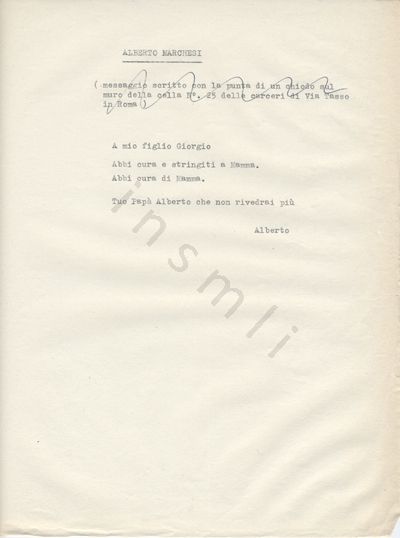 L’immagine riproduce la trascrizione a macchina del "messaggio scritto con la punta di un chiodo sul/muro della cella Nº . 25 delle carceri di Via Tasso/in Roma", come dice la didascalia in alto al documento, cancellata da una riga ondulata, tracciata a mano, in penna blu.