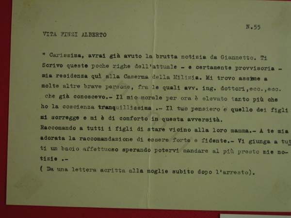 L’immagine riproduce la trascrizione a macchina di un messaggio scritto da Alberto Vita Finzi subito dopo l’arresto.