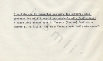 L’immagine riproduce la trascrizione di ciò che Aldo Picco ha "scritto con il temperino sul muro del carcere, alla/presenza dei militi venuti per condurlo alla fucilazione", come spiega la didascalia sopra il testo della lettera.