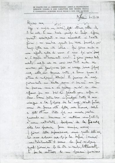 L’immagine riproduce la fotocopia della prima facciata della lettera di Aldo Vespa, scritta ad Adriana il giorno 6 dicembre 1944. Il documento originale è scritto a penna sul tipico foglio fornito ai detenuti nel lager di Bolzano per la corrispondenza con l’esterno.