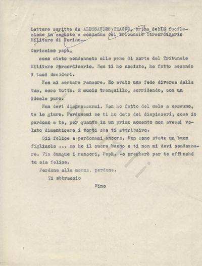 L’immagine riproduce la trascrizione a macchina dell’ultima lettera di Alessandro Teagno al padre. Sopra al testo, v’è una breve didascalia, cancellata da una riga ondulata tracciata a mano, con una penna nera.