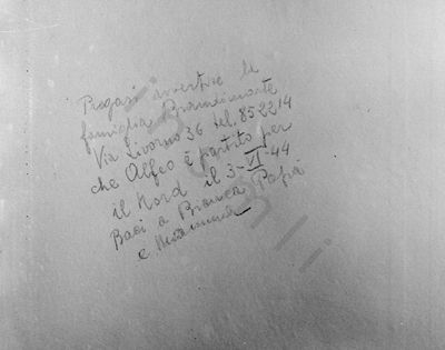 L’immagine riproduce la porzione di muro della cella n.3 delle carceri di Via Tasso su cui è inciso l’ultimo messaggio di Alfeo Maria Brandimarte.