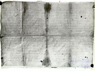 L’immagine riproduce la fotografia della seconda e della terza facciata dell’ultima lettera di una delle vittime delle Fosse Ardeatine. Il documento originale fu ritrovato sulla salma durante l’autopsia effettuata dal Dott. Ascarelli.