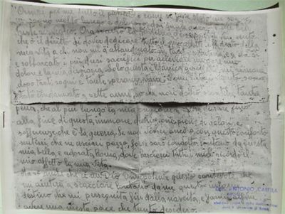 L’immagine riproduce la fotografia dell’ultima lettera di una delle vittime delle Fosse Ardeatine. Il documento originale fu ritrovato sulla salma durante l’autopsia effettuata dal Dott. Ascarelli.