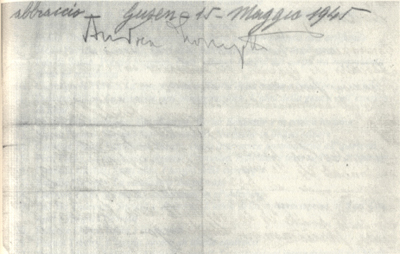 L’immagine riproduce il retro dell’ultimo messaggio di Andrea Lorenzetti, scritto dall’amico Aldo Ravelli sotto dettatura. Si può infatti notare come la calligrafia della firma, vergata da Lorenzetti stesso, sia diversa da quella del resto del documento
