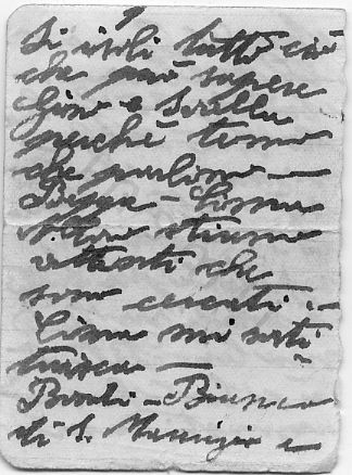 L’immagine riproduce il fronte della prima pagina della lettera di Andrea Mensa ai compagni di lotta, fatta probabilmente uscire clandestinamente dal suo luogo di detenzione. Il documento è scritto a penna nera su piccoli biglietti di carta a righe.