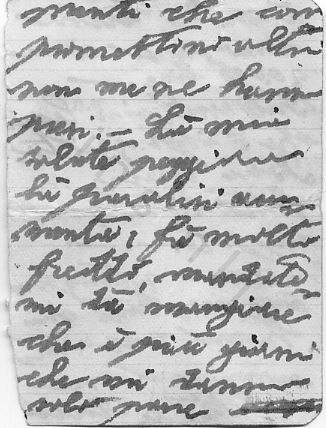 L’immagine riproduce il retro della terza pagina della lettera di Andrea Mensa ai compagni di lotta, fatta probabilmente uscire clandestinamente dal suo luogo di detenzione. Il documento è scritto a penna nera su piccoli biglietti di carta a righe.