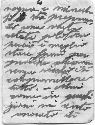 L’immagine riproduce il fronte della quarta pagina della lettera di Andrea Mensa ai compagni di lotta, fatta probabilmente uscire clandestinamente dal suo luogo di detenzione. Il documento è scritto a penna nera su piccoli biglietti di carta a righe.