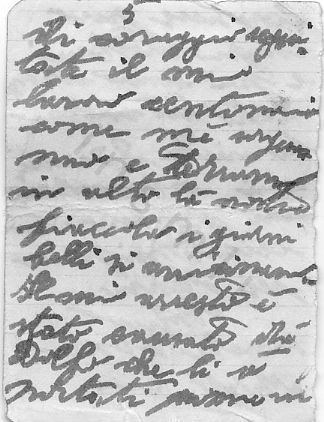 L’immagine riproduce il fronte della quinta pagina della lettera di Andrea Mensa ai compagni di lotta, fatta probabilmente uscire clandestinamente dal suo luogo di detenzione. Il documento è scritto a penna nera su piccoli biglietti di carta a righe.