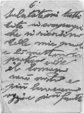 L’immagine riproduce il fronte della sesta pagina della lettera di Andrea Mensa ai compagni di lotta, fatta probabilmente uscire clandestinamente dal suo luogo di detenzione. Il documento è scritto a penna nera su piccoli biglietti di carta a righe.