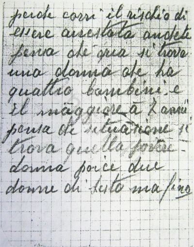 L’immagine riproduce la quinta facciata della lettera di Angelo Biffi alla moglie Irma, scritta presumibilmente il giorno prima della deportazione a Mauthausen. Il documento originale è vergato su piccoli fogli a quadretti appartenenti verosimilmente ad un blocco note.
