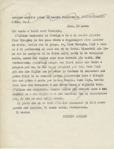 L’immagine riproduce la trascrizione a macchina dell’ultima lettera di Anselmo Torchio, scritta alla moglie Natalina ed al padre (da metà in poi inizia a rivolgersi a lui). Nella parte superiore del documento v’è una brevissima didascalia sulla lettera, cancellata da una riga ondulata tracciata a mano in penna nera.