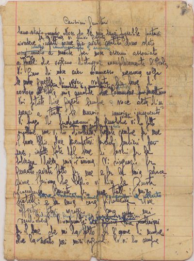 L’immagine riproduce il lato frontale dell’ultima lettera di Antonio Brancati alla famiglia. Il documento è vergato con inchiostro blu su un foglio di carta a righe. Sono presenti numerose correzioni apportate dallo stesso Antonio durante la scrittura.