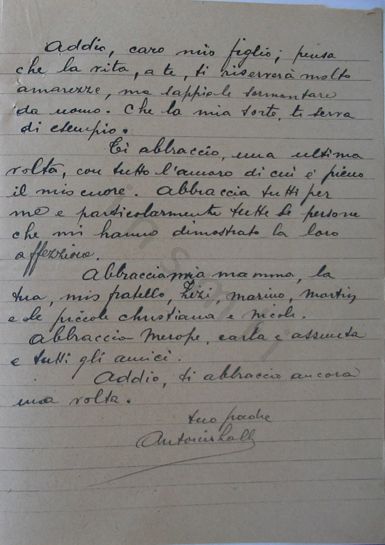 L’immagine riproduce la terza facciata della lettera scritta da Antonio Lalli al figlio, nel carcere di Regina Coeli, il giorno stesso della sua esecuzione.
Il documento è scritto a penna su un foglio di protocollo a righe.