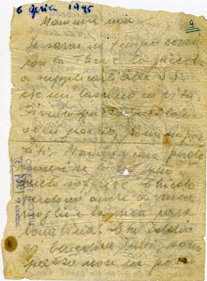 L’immagine riproduce la prima facciata della lettera scritta da Antonio Strani alla madre il giorno prima di essere ucciso dai nazisti alla Risiera di San Sabba.
Il documento è scritto a matita su foglio bianco; la data è scritta invece a penna; sul lato del foglio risalta il timbro "Ufficio storico" al contrario.