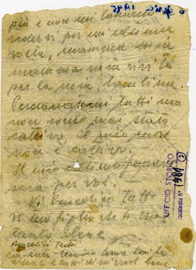 L’immagine riproduce la seconda facciata della lettera scritta da Antonio Strani alla madre il giorno prima di essere ucciso dai nazisti alla Risiera di San Sabba.
Il documento è scritto a matita su foglio bianco. Sul lato del foglio risalta il timbro "Ufficio storico".