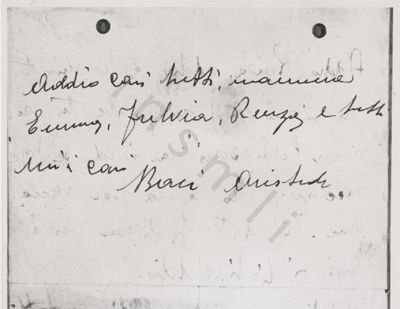 L’immagine riproduce la copia fotografica dell’ultimo messaggio di Aristide Orsini ai suoi cari, scritto sul medesimo biglietto ove lasciarono gli ultimi messaggi anche il figlio Luciano ed il nipote Nello.