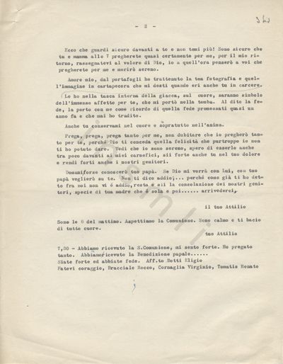 L’immagine riproduce la seconda pagina della trascrizione a macchina dell’ultima lettera di Attilio Martinetto alla moglie Anna Maria, scritta alle ore 24 del giorno precedente alla sua esecuzione. L’appendice è probabilmente opera dei compagni di prigionia di Attilio Martinetto, che condivideranno il suo triste destino di lì a pochi attimi.