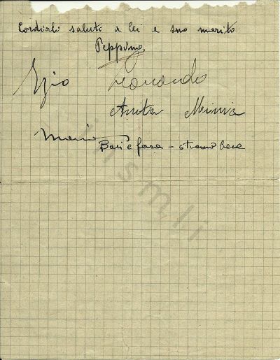 L’immagine ritrae il retro della lettera scritta da Aurelio Spagnoletto alla Signora Anna, il giorno prima di essere trasferito dal campo di concentramento di Fossoli (Carpi, Modena) al lager di Auschwitz. Oltre al commiato di Aurelio, che si firma con il soprannome "Peppino", sono leggibili le firme di altri deportati. In particolare si notano quelle dei congiunti di Aurelio: i fratelli Ezio e Mario e il figlio di quest’ultimo, Leonardo. In base ad un’analisi calligrafica, le ultime parole "Baci e forza โ stanno bene" paiono vergate da Mario piuttosto che da Aurelio.