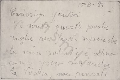 L’immagine riproduce la fotografia dell’ultima lettera di Benedetto Bocchiola ai genitori, scritta poco prima della fucilazione, quando egli già conosceva la sua condanna. L’originale è scritto sui due lati di un bigliettino.