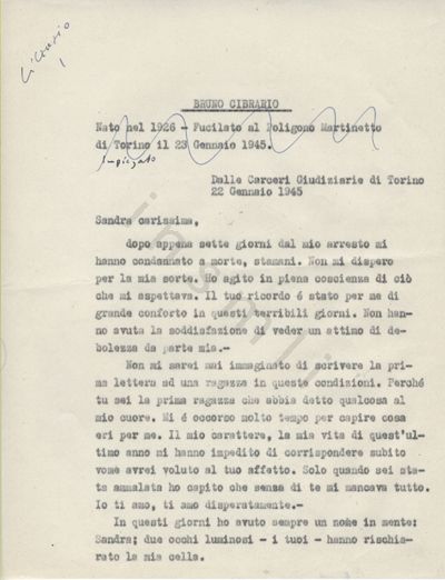 L’immagine riproduce la prima pagina della trascrizione a macchina della lettera scritta da Bruno Cibrario il giorno della sua condanna a morte. Nel documento qui riprodotto, in alto alla pagina, il nome e alcuni brevi cenni biografici del caduto sono cancellati con una riga ondulata in penna blu, mentre nell’angolo superiore sinistro si legge "Cibrario 1".