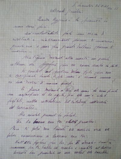L’immagine riproduce la prima facciata dell’ultima lettera di Bruno Tuscano ai genitori, scritta poche ore prima della fucilazione. Il documento è vergato con una penna stilografica nera su un foglio di bloc-notes a quadretti.