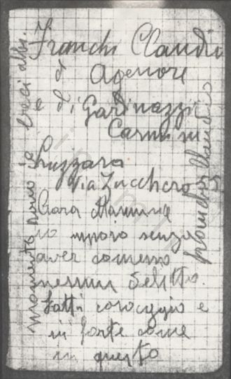 L’immagine riproduce la fotografia dell’ultima lettera di Claudio Franchi. L’originale è scritto su di un foglietto di un bloc-notes a quadretti. I dati personali del condannato sono opera probabilmente del cappellano delle Brigate Nere che diede a Franchi gli ultimi conforti religiosi.