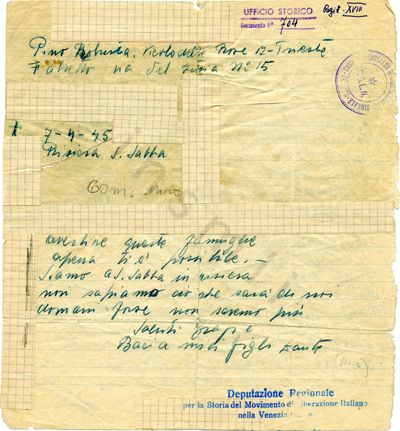 L’immagine riproduce la seconda facciata dell’ultima lettera scritta da Dante Stoini dalla Risiera di San Sabba. Il documento, scritto a matita verde su carta a righe, presenta un’intestazione (com. Nino) scritta con uno strumento ed una calligrafia differenti, che fanno supporre non sia opera dell’autore. Anche qui sono presenti 3 timbri, 2 uguali alla prima facciata, ed uno diverso ma dello stesso ente.