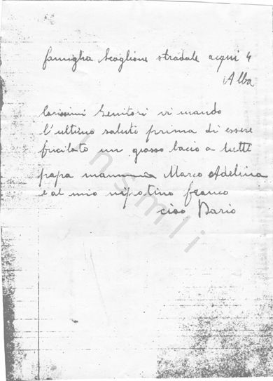 L’immagine riproduce la fotocopia dell’ultima lettera di Dario Scaglione ai genitori, scritta poco prima della fucilazione. L’originale dovrebbe essere scritto a penna nera su un foglio strappato da un quadernetto a righe.
