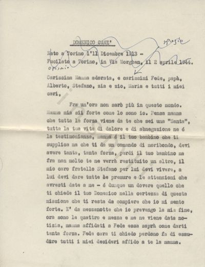 L’immagine riproduce la prima pagina della trascrizione a macchina dell’ultima lettera di Domenico Cane. Nel documento sono presenti alcune note in penna nera (precisazioni, come la  parola ’operaio’, o suggerimenti di carattere editoriale come la scritta con freccia ’spazio’) ed una riga in penna blu che cancella i brevi cenni biografici in calce al foglio.