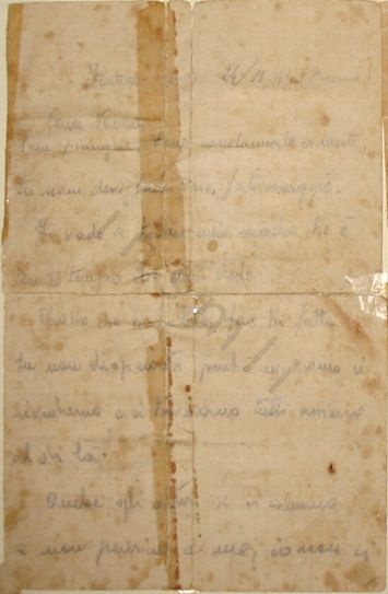 L’immagine riproduce la prima parte dell’ultima lettera di Domenico Moriani, indirizzata alla nonna. Il documento è scritto a matita sulle facciate interne di un foglio a quadretti simil-protocollo strappato da un quadernetto.