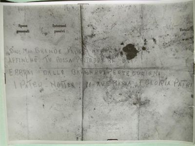 L’immagine riproduce la fotografia dell’ultimo messaggio lasciato da Domenico Ricci prima della fucilazione alle Fosse Ardeatine. 