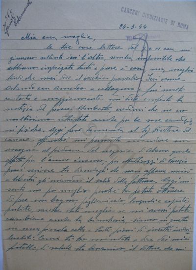 L’immagine riproduce la prima facciata della lettera di Edmondo Fondi allla moglie, scritta il giorno stesso della sua esecuzione. Il documento è scritto a penna, sui due lati di un foglio a righe su cui sono impressi i timbri "Carceri giudiziarie di Roma" e "Visto p. censura".