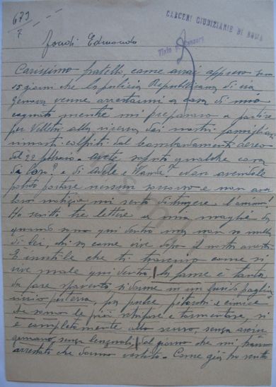 L’immagine riproduce la prima facciata della lettera di Edmondo Fondi al fratello Amedeo. Il documento è scritto a penna, sui due lati di un foglio a righe su cui sono impressi i timbri "Carceri giudiziarie di Roma" e "Visto p. censura".