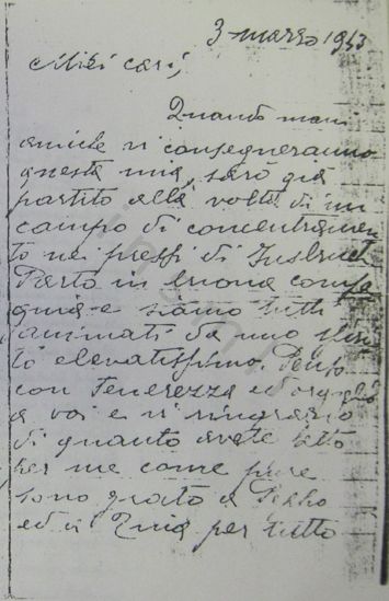 L’immagine riproduce la fotocopia della prima facciata della lettera scritta da Egidio Bertazzoni ai propri cari il giorno prima di essere deportato a Mauthausen.
Il documento è vergato su quattro facciate di un foglietto a righe.
