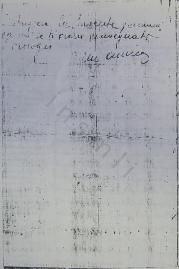 L’immagine riproduce la fotocopia della terza facciata della lettera scritta da Egidio Bertazzoni ai propri cari il giorno prima di essere deportato a Mauthausen. Il documento è vergato su quattro facciate di un foglietto a righe, che tuttavia su questo foglio sono appena visibili: ciò è presumibilmente dovuto al fatto che il messaggio fu piegato su se stesso, con il quarto lato all’esterno. Lasciato con ogni probabilità in bianco dall’autore, esso fu riempito da alcune parole che un’analisi calligrafica ha rivelato essere state vergate da mano diversa da quella di Bertazzoni.