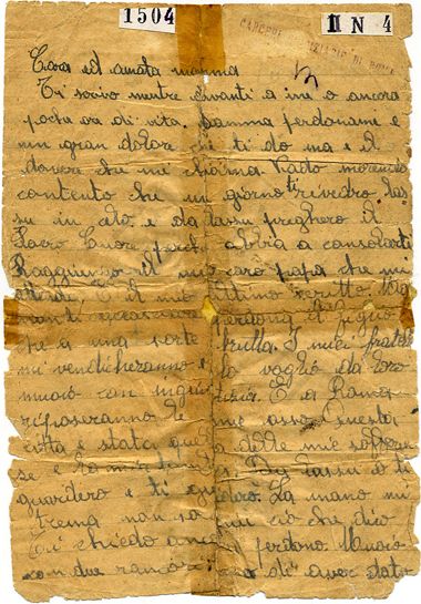 L’immagine riproduce la prima facciata dell’ultima lettera di Emilio Scaglia alla madre, scritta dalle carceri giudiziarie di Roma, di cui è leggibile il timbro, in alto a destra. Il documento è scritto a penna su un foglio di carta a righe.