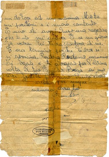 L’immagine riproduce la seconda facciata dell’ultima lettera di Emilio Scaglia alla madre, scritta dalle carceri giudiziarie di Roma. Il documento è scritto a penna su un foglio di carta a righe. Più o meno a tre quarti di pagina si nota il timbro dell’Istituto Bergamasco per la storia del Movimento di liberazione.