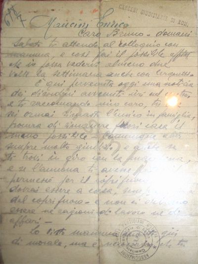 L’immagine riproduce la prima facciata dell’ultima lettera scritta da Enrico Mancini al figlio Bruno. Il documento è scritto a penna su un foglio a righe. Nella parte alta si notano il timbro "carceri giudiziarie di Roma" e la scritta, in matita blu, "678/7 Mancini Enrico", probabilmente vergata da una mano diversa da quella dell’autore del messaggio. In basso a destra invece è impresso un timbro dell’Associazione nazionale partigiani d’Italia.