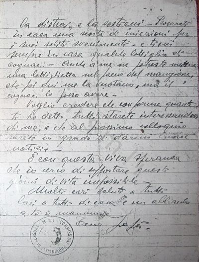 L’immagine riproduce la fotocopia del retro dell’ultima lettera scritta da Enrico Mancini al figlio Bruno (essendo conservato in una teca, la sola parte visibile dell’autografo è quella frontale). In basso a sinistra è visibile il timbro della Commissione provinciale di censura.
