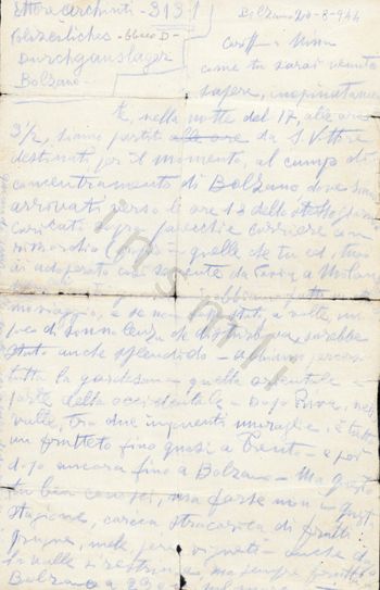 L’immagine riproduce il fronte dell’ultima lettera di Ettore Archinti, scritta all’amica Giovanna Boccalini. Il documento è scritto con una matita blu su un foglio bianco. Lungo il margine destro del foglio (a sinistra di chi legge) vi è una frase che finora non è stato possibile decifrare.
