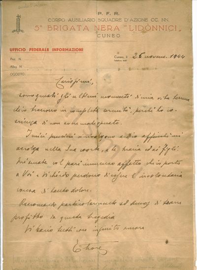 L’immagine riproduce l’ultima lettera di Ettore Garelli ai suoi cari, scritta poco prima della fucilazione.
Il documento è scritto a penna su un foglio della Brigata Nera Lidonnici, la stessa a cui appartengono i militi del plotone d’esecuzione.