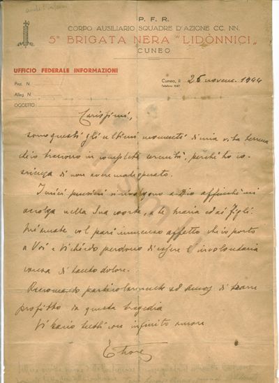 L’immagine riproduce l’ultima lettera di Ettore Garelli ai suoi cari, scritta poco prima della fucilazione.
Il documento è scritto a penna su un foglio della Brigata Nera Lidonnici, la stessa a cui appartengono i militi del plotone d’esecuzione.