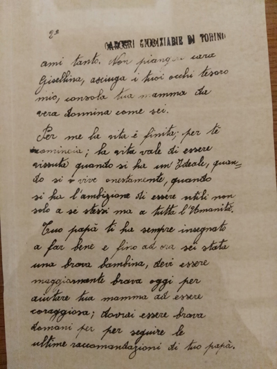 L’immagine riproduce la seconda pagina della lettera di Giambone alla figlia Gisella. In alto a sinistra c'è il numero 2, mentre a destra è impresso il timbro delle carceri giudiziarie di Torino.