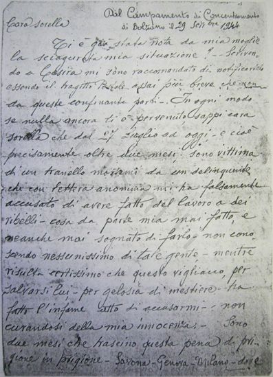 L’immagine riproduce la fotocopia della prima facciata lettera scritta da Ezio Cacciatori alla sorella il 29 settembre 1944. Si tratta dell’ultimo di 6 messaggi composti dall’autore durante la prigionia nel lager di Bolzano.
Il documento è scritto su un foglio bianco.