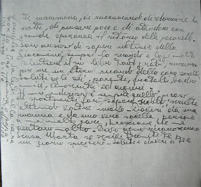 L’immagine riproduce la prima pagina dell’ultima lettera di Federico Rinaldini ai genitori, scritta dal lager di Bolzano il giorno della partenza per Mauthausen. Le ultime tre righe si trovano lungo il margine a sinistra (del lettore).