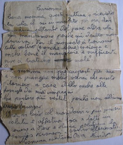 L’immagine riproduce la lettera scritta da Ferdinando Rivara alla madre durante la sua prigionia e ritrovata nel risvolto della camicia dopo la sua morte.