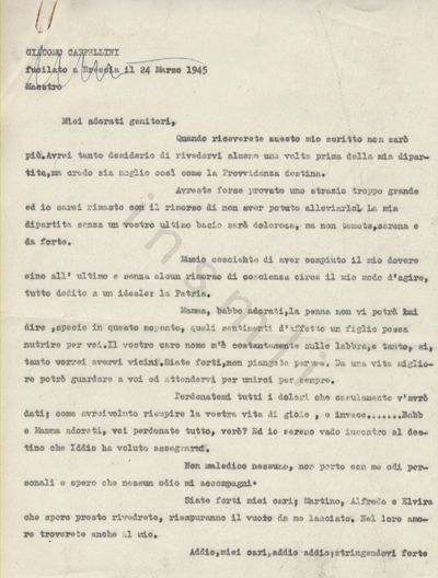 L’immagine riproduce la prima pagina della trascrizione a macchina della lettera di Giacomo Cappellini scritta ai genitori. In alto, nella prima pagina, la scritta "GIACOMO CAPPELLINI/fucilato a Brescia il 24 Marzo 1945/Maestro" è cancellata con una riga ondulata a penna blu.