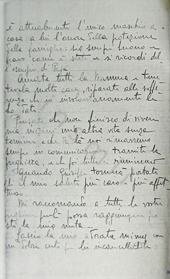 L’immagine riproduce la fotocopia della seconda facciata dell’ultima lettera di Giacomo Perlasca alla madre, scritta dal carcere di Brescia il giorno prima di essere fucilato. Il documento originale è probabilmente stato scritto sulle 4 facciate di un foglio a righe.